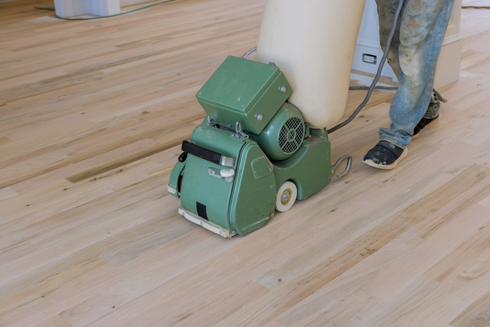 Using,Floor,Sander,Contractor,Grinds,A,Wooden,Parquet,Floor,In