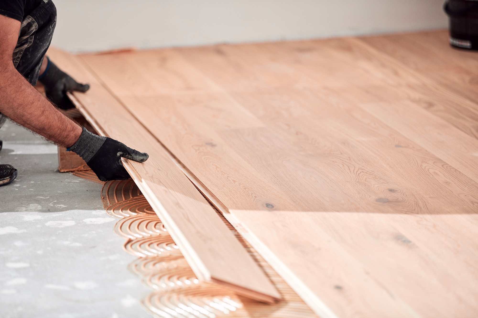 Professional,Handyman,Installing,Laminate,Flooring,In,A,New,Apartment.